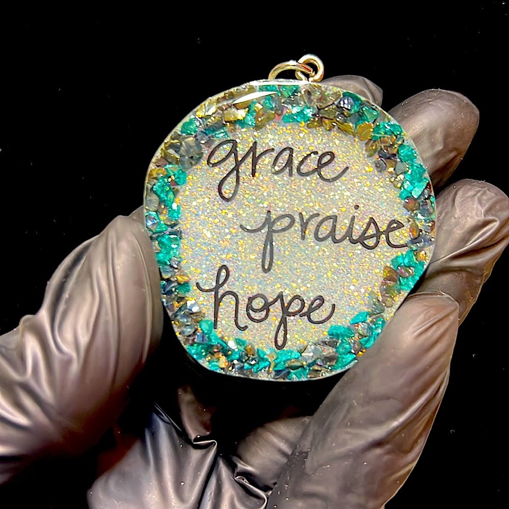 Resin keychain: “Grace, Praise, Hope”